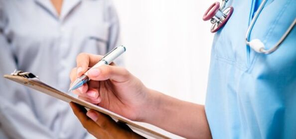 lekár predpisuje liečbu bolesti dolnej časti chrbta